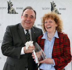 Scotland’s First Minister, Alex Salmond, presents the Isle of Skye Blended Scotch Whisky Scottish Jump Trainers’ Championship Award to Scotland’s number one National Hunt trainer, Lucinda Russell