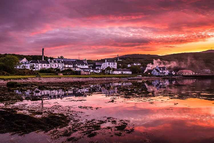 Whyte & Mackay: Jura Distillery commended by Icons of Whisky